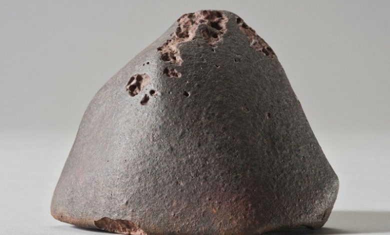 Meteorito El Médano 128, um condrito comum (grupo L), encontrado no Atacama d