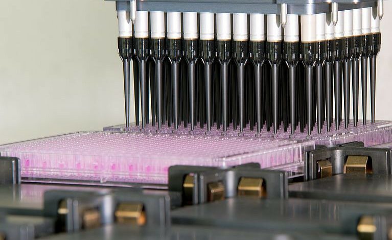 Plataformas de pipetagem automatizadas para preparação e medição de amostras de plasma