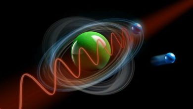 Um átomo é atingido por um pulso de laser. Um elétron é arrancado do átomo, outro