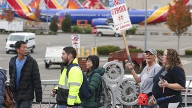 Aumento salarial de 35%, bônus de assinatura de US$ 7.000: acordo da Boeing com trabalhadores que protestam