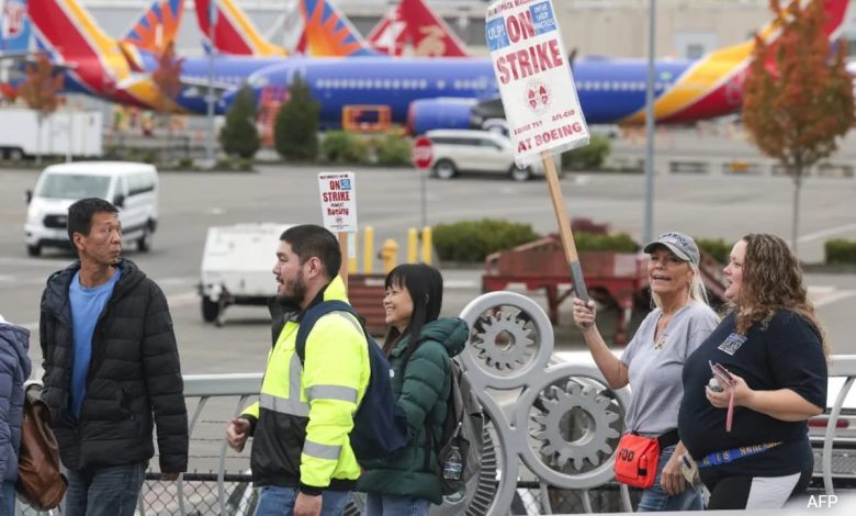 Aumento salarial de 35%, bônus de assinatura de US$ 7.000: acordo da Boeing com trabalhadores que protestam