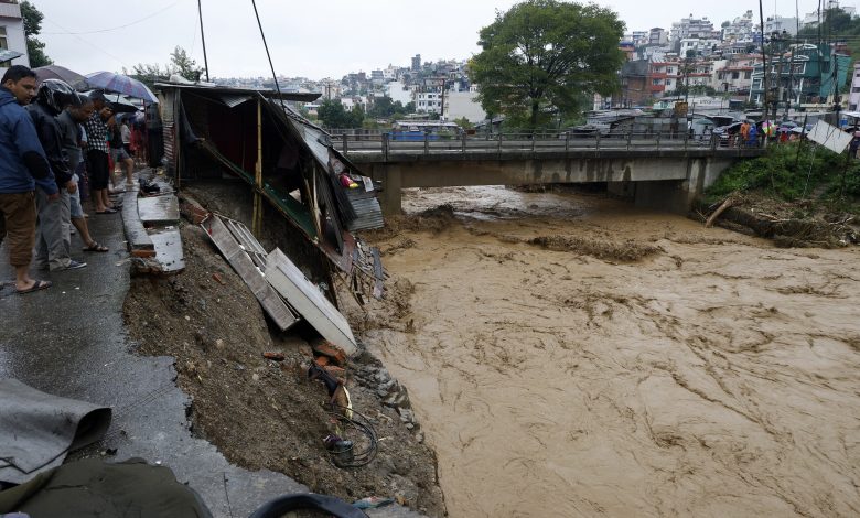 "O estrago está feito": raiva no Nepal devido aos atrasos na ajuda humanitária enquanto as inundações matam 225 pessoas