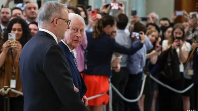 "Devolva nossa terra": legislador australiano questiona o rei Charles no parlamento