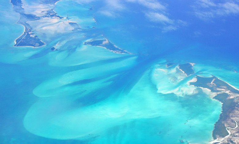 Uma foto aérea mostrando um canal de maré entre duas ilhotas