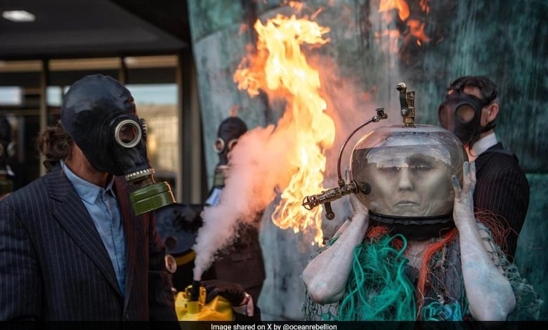 Manifestantes climáticos fingem se afogar em petróleo em Londres