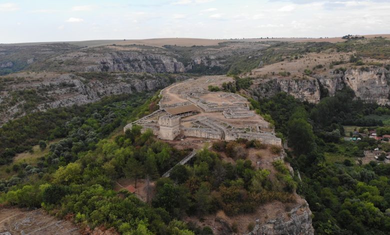 uma vista aérea de ruínas em uma paisagem de floresta rochosa