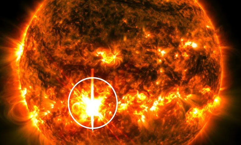 Uma foto do sol mostrando um flash brilhante em sua superfície