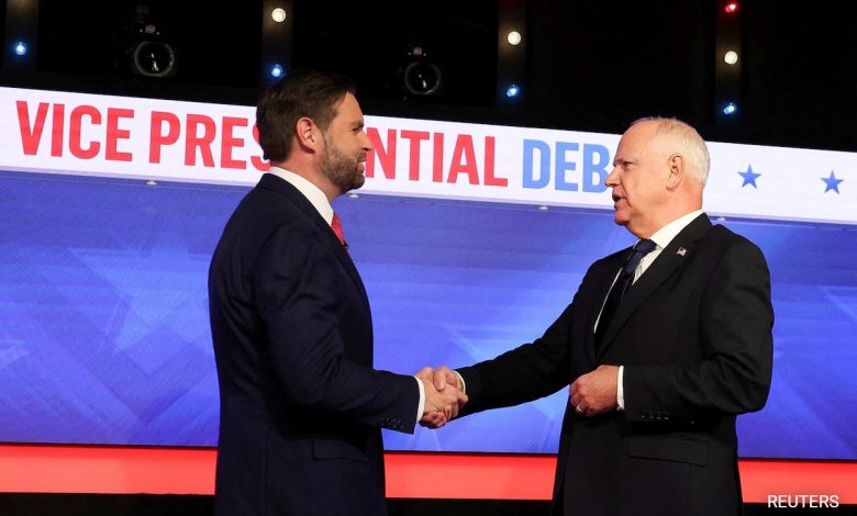 Tim Walz e JD Vance apertam as mãos antes do início do debate vice-presidencial dos EUA