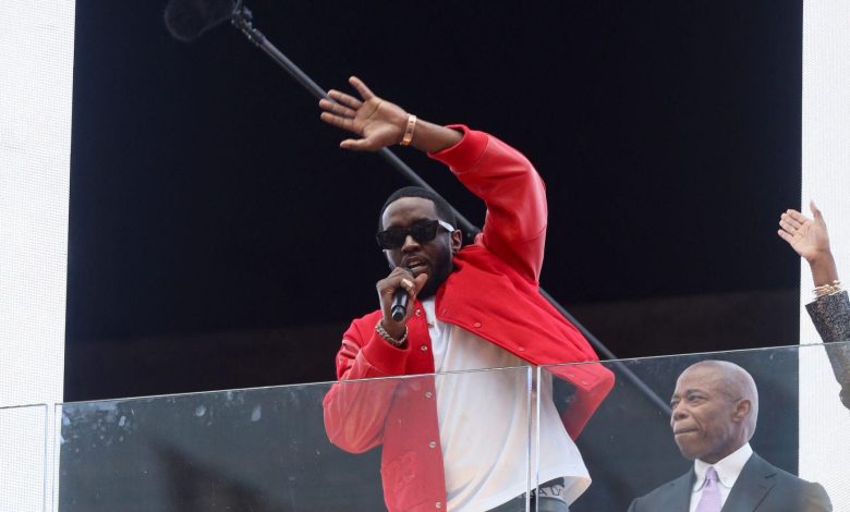 O prefeito Eric Adams entrega a chave da cidade de Nova York a Sean Diddy Combs no VIP Space na Times Square, em Nova York.