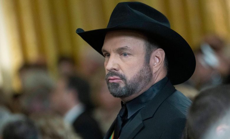 Garth Brooks em uma recepção em homenagem à 45ª edição anual do Kennedy Center Honors, organizada pelo presidente dos Estados Unidos, Joe Biden, e pela primeira-dama, Dra. Jill Biden, na Casa Branca