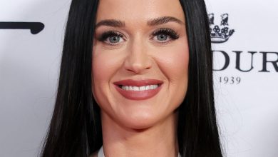 Katy Perry sorri no 35º almoço anual de primavera para colegas