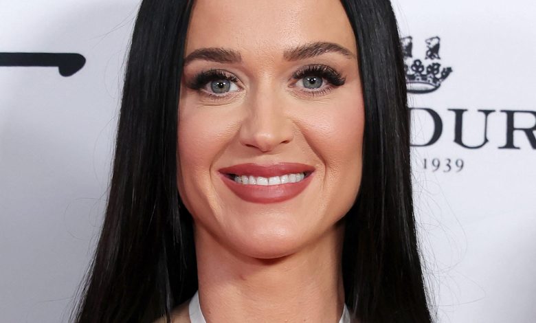 Katy Perry sorri no 35º almoço anual de primavera para colegas