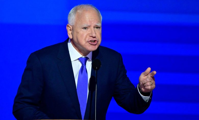 Tim Walz no palco do debate