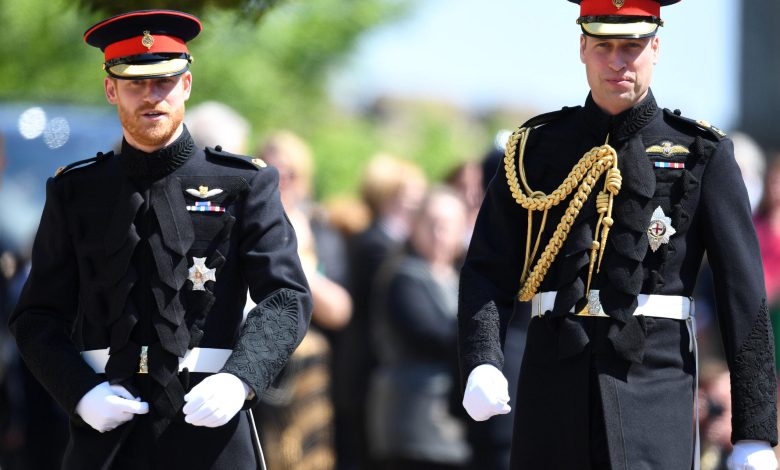 Príncipe Harry e Príncipe William são vistos chegando ao Castelo de Windsor para o casamento de Harry