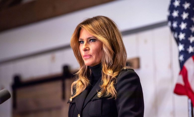 Melania Trump fala aos apoiadores de Donald Trump em um