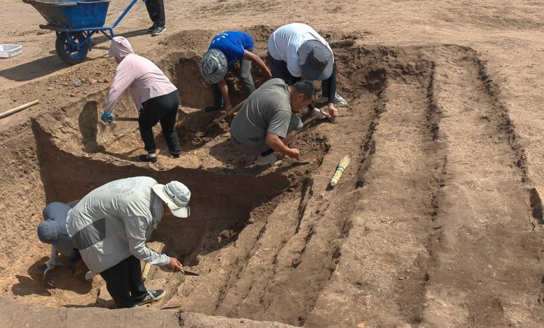 As pessoas escavam um poço de terra