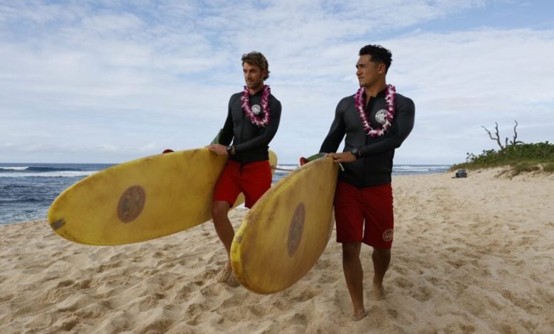 Will e Laka pegam suas pranchas durante o episódio 6 da 1ª temporada do Rescue HI-Surf.