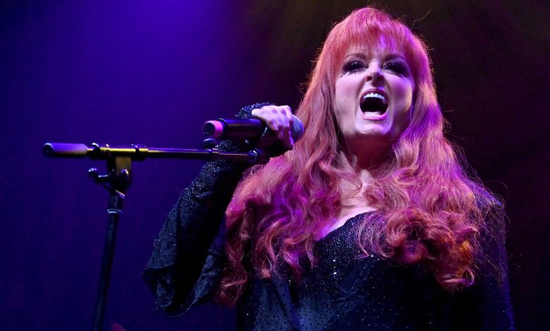 Wynonna Judd no concerto beneficente do Dia Mundial da Saúde Mental do Handle With Care: um tributo a Tom Petty