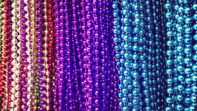 muitas contas de festa de plástico em várias cores, incluindo vermelho, roxo e azul.