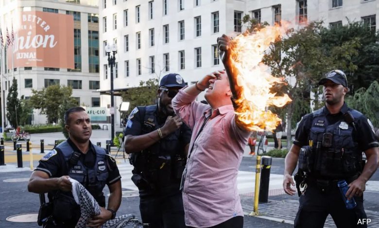 Homem ateia fogo no braço nos EUA para protestar contra a guerra Israel-Hamas