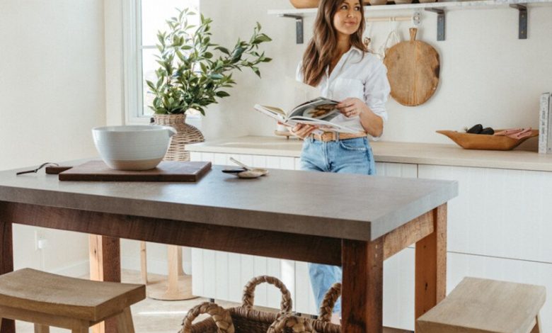 Mesa de jantar Camille Styles para pequenos espaços.