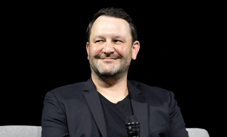 Dan Fogelman fala no palco durante o This IS US Series Finale FYC Screening & Panel apresentado pela 20th Television & NBC no David Geffen Theatre no Academy Museum of Motion Pictures em 22 de maio de 2022 em Los Angeles, Califórnia.