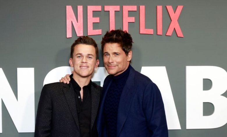 John Owen Lowe e Rob Lowe comparecem à estreia da Netflix em Los Angeles