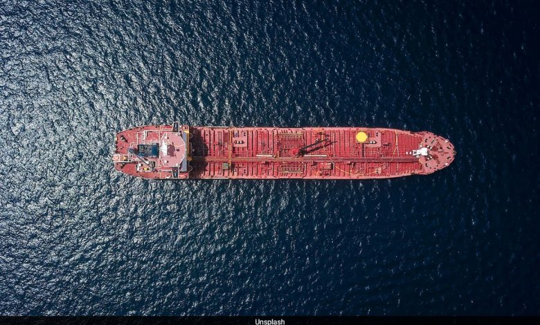 Navio danificado que transportava carga explosiva encalhado no Mar do Norte por semanas