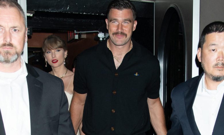 Taylor Swift e Travis Kelce entrando no casamento de Karen Elson