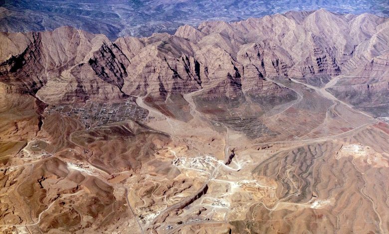 Uma vista aérea das montanhas do deserto