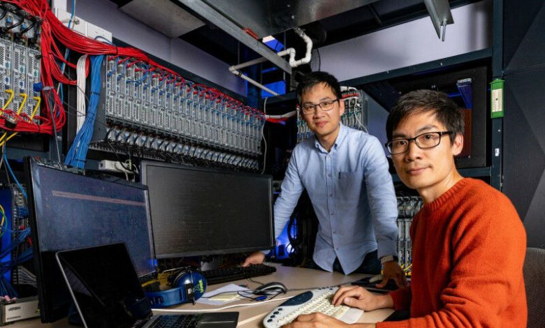 Dois cientistas da ANU estão em frente aos seus computadores e ao seu espaço de trabalho.