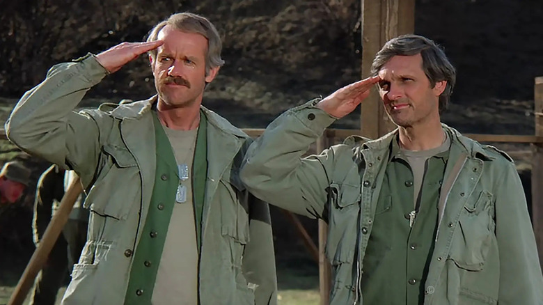 Alan Alda e Mike Farrell em M*A*S*H