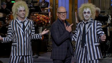 Andy Samberg como Beetlejuce no episódio da 50ª temporada do SNL de Michael Keaton