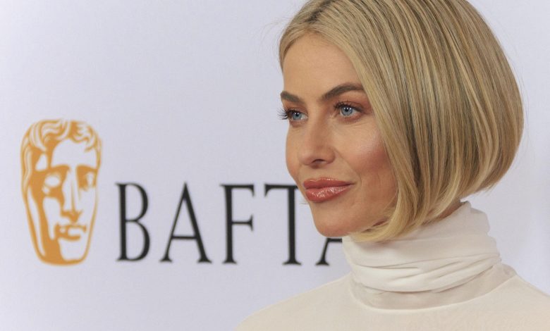 Julianne Hough na festa do chá BAFTA 2024