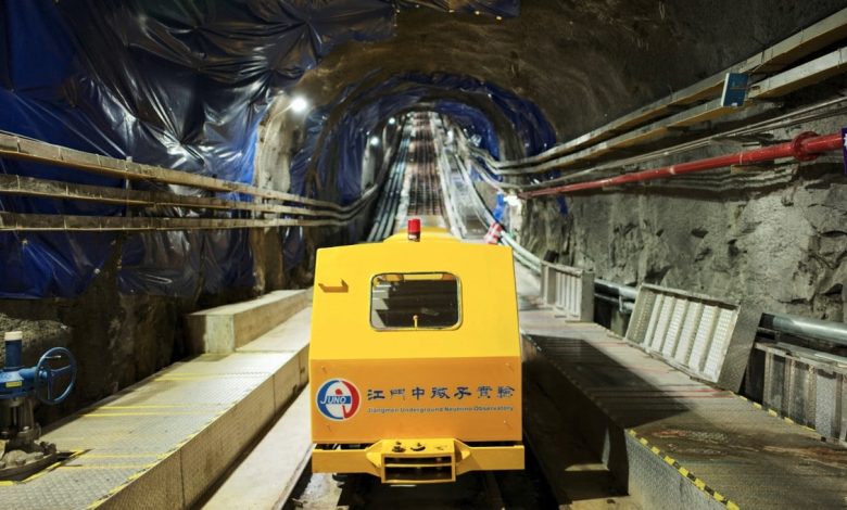 Vista de um teleférico que transporta trabalhadores, cientistas e visitantes por um túnel inclinado de 1.266 metros de comprimento até 700 metros de profundidade.