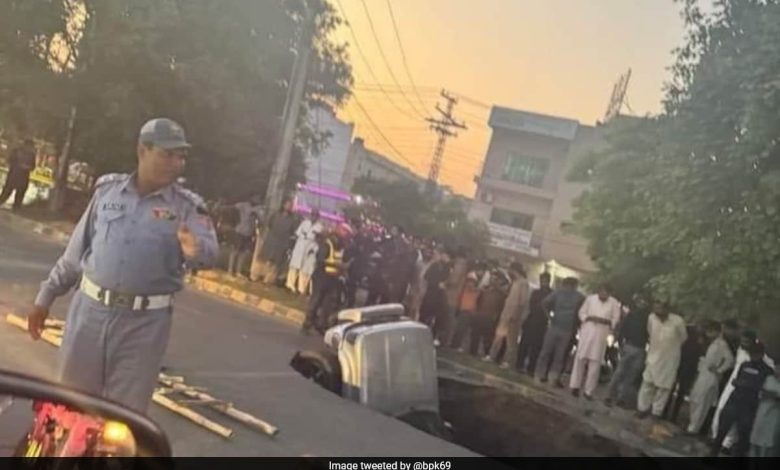 Enorme buraco em Lahore engole três veículos e causa interrupções no trânsito