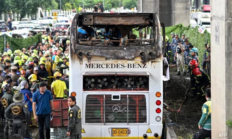 Ônibus escolar com 44 alunos pega fogo na Tailândia e temem-se vários mortos