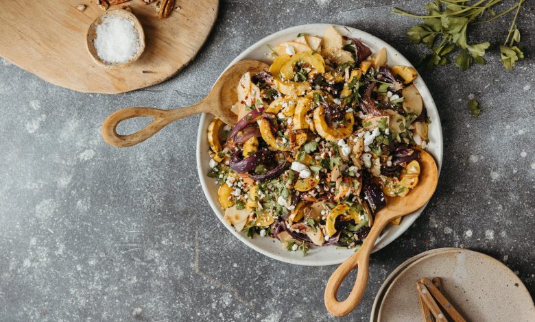 salada de abóbora e farro com maçãs, queijo de cabra e nozes