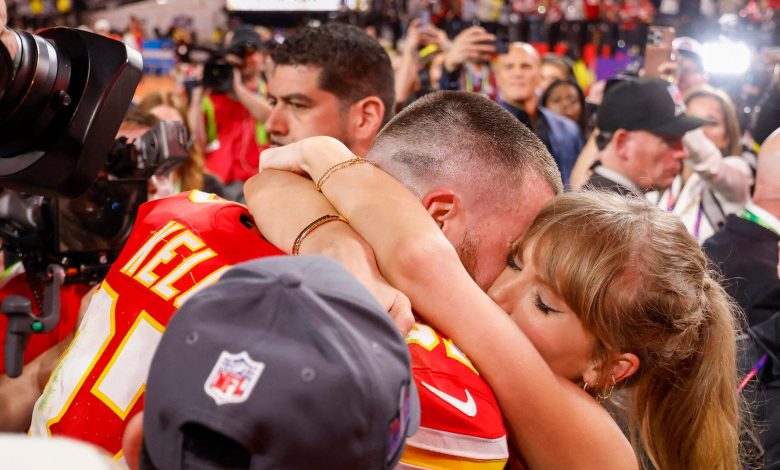 Travis Kelce e Taylor Swift se abraçando