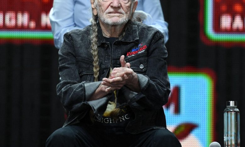 Willie Nelson fala sobre a importância dos pequenos agricultores no Farm Aid 2022 no Coastal Credit Union Music Park